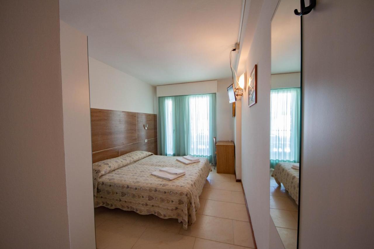 Hotel Ambra Lignano Sabbiadoro Ngoại thất bức ảnh