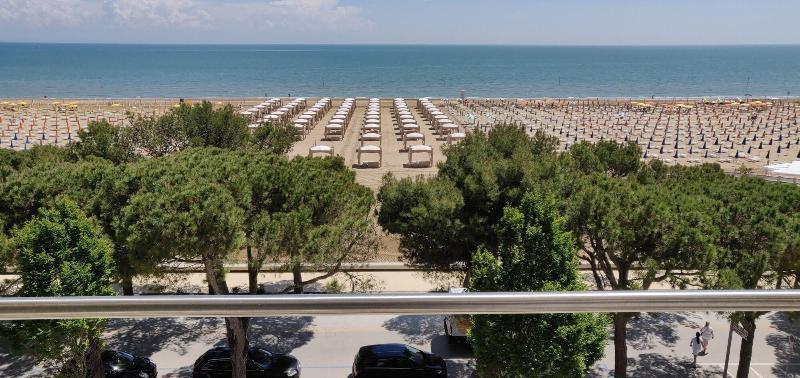 Hotel Ambra Lignano Sabbiadoro Ngoại thất bức ảnh