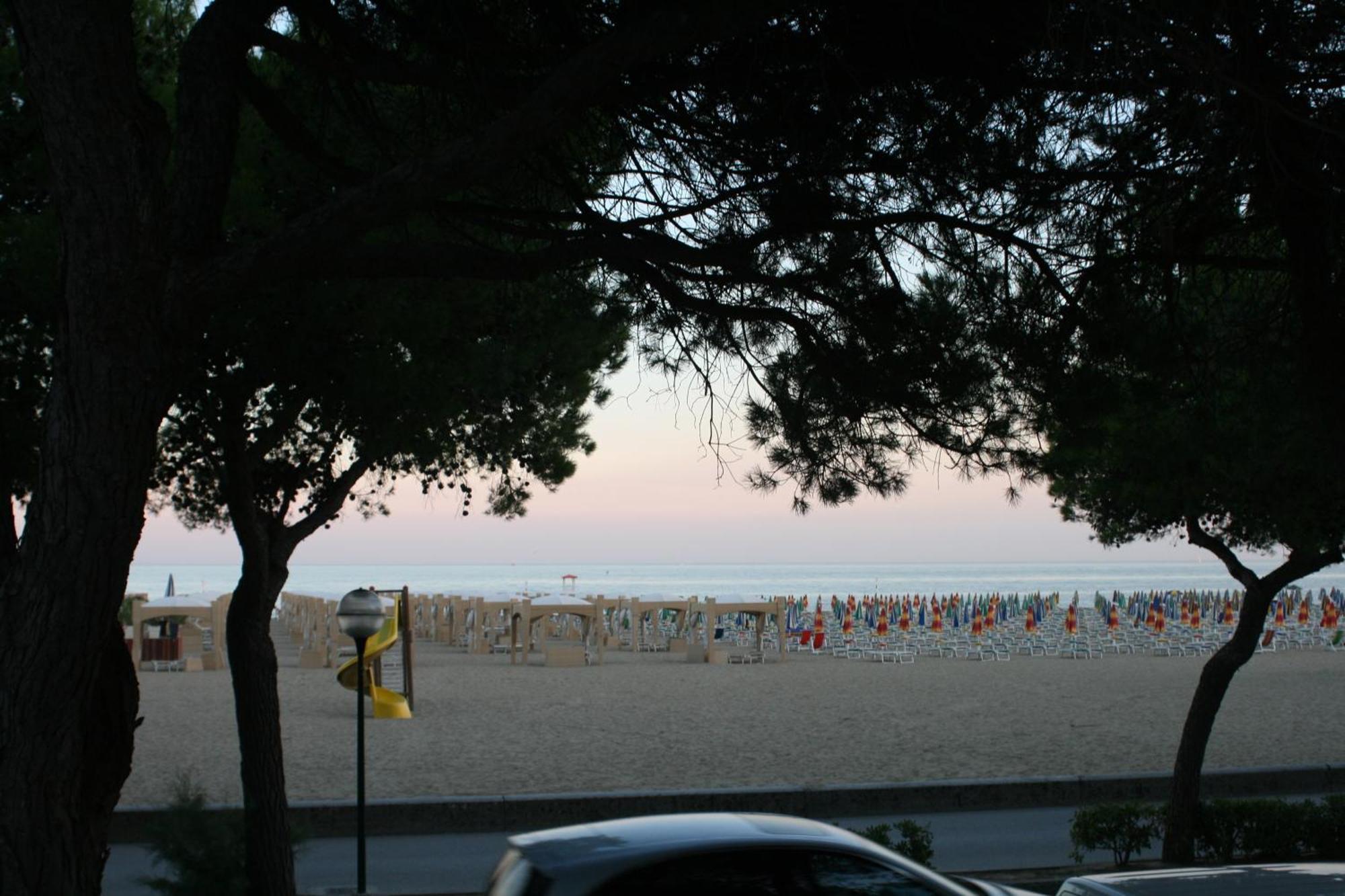 Hotel Ambra Lignano Sabbiadoro Ngoại thất bức ảnh