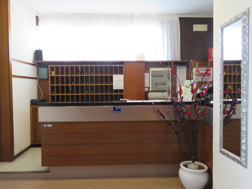 Hotel Ambra Lignano Sabbiadoro Ngoại thất bức ảnh