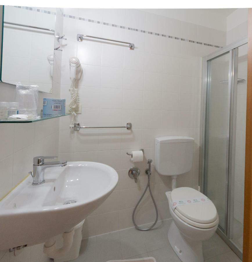 Hotel Ambra Lignano Sabbiadoro Ngoại thất bức ảnh