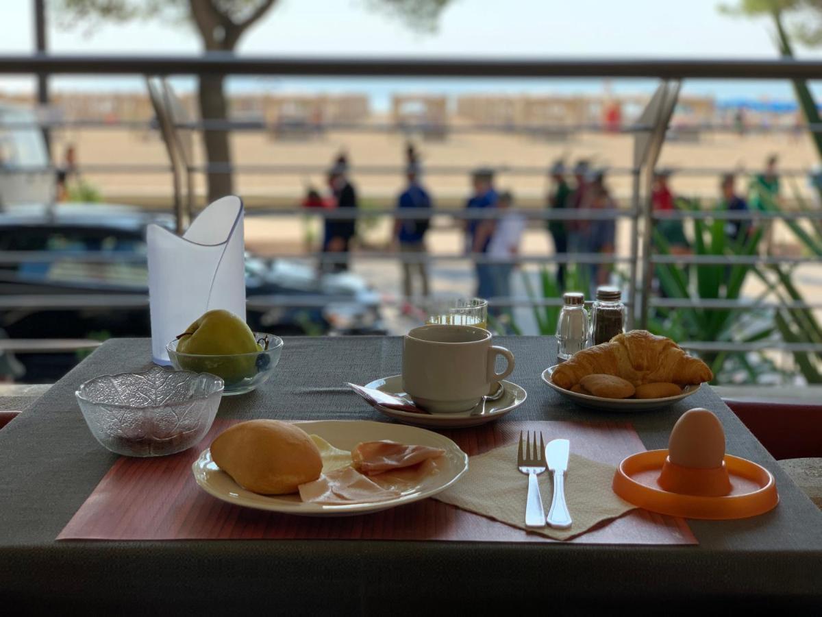 Hotel Ambra Lignano Sabbiadoro Ngoại thất bức ảnh